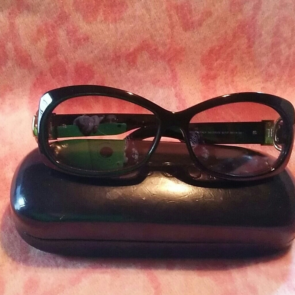 Gucci sunglasses with Gucci case.